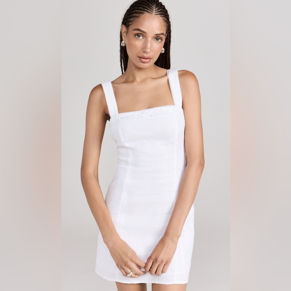 Elegant White Sleeveless Dress